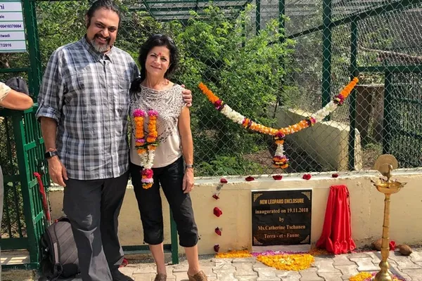 Kartick Satyanarayan et Catherine Tschanen devant la plaque commémorative