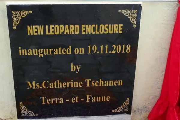 Plaque commémorative disant "Nouvel enclos à léopard, inauguré le 19.11.2018 par Mme Catherine Tschanen, Terre et Faune"
