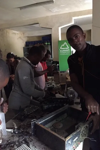Atelier de recyclage de matériel électronique