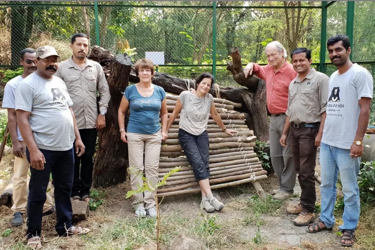 Membres de Terre et Faune et de Wildlife SOS Membres de Terre et Faune et de Wildlife SOS